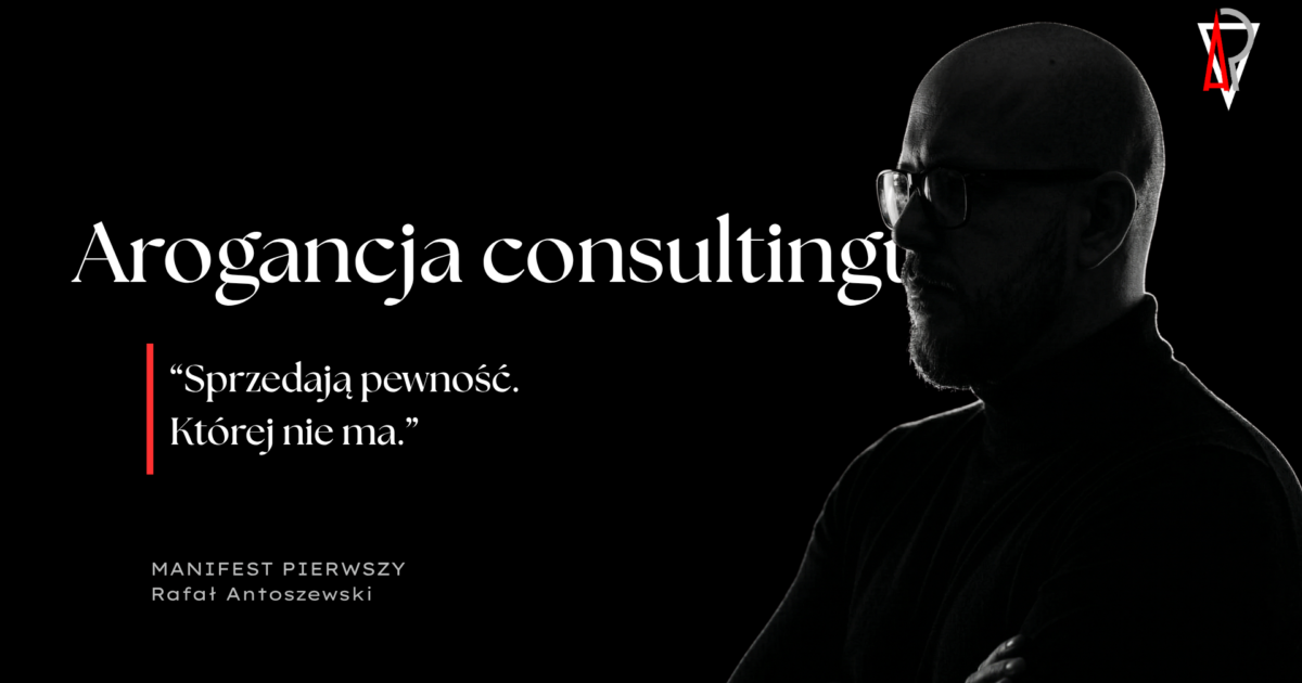 Grafika manifestu Arogancja konsultingu — sylwetka konsultanta na czarnym tle z tytułem tekstu Rafała Antoszewskiego.